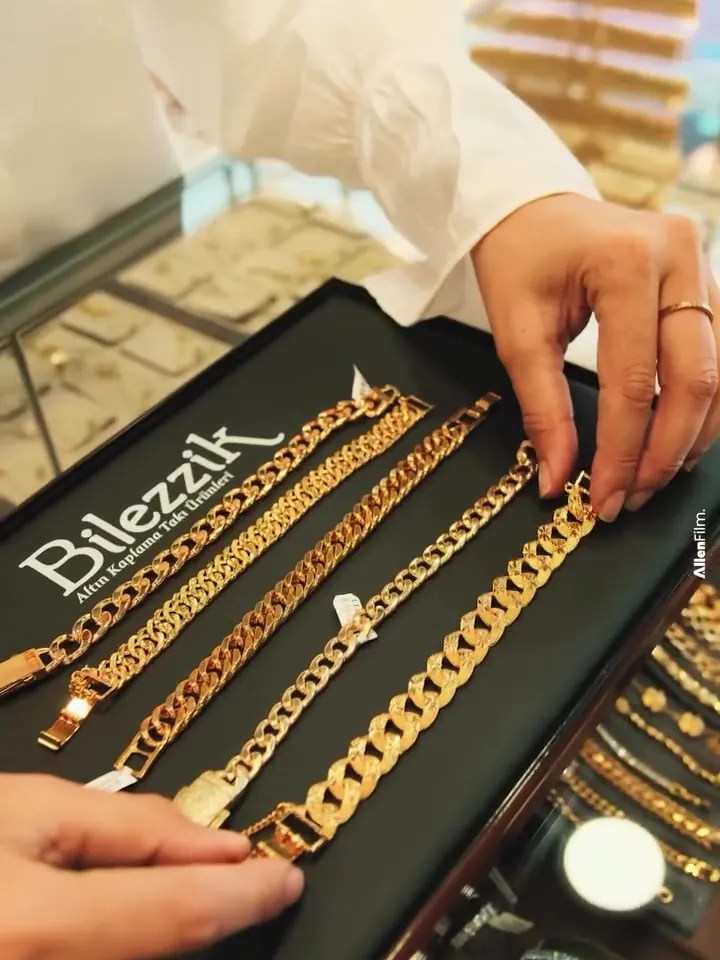 Bilezzik ürün filminden kare — vitrinde altın bilezikler