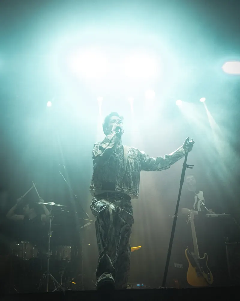 Pentagon PSM konserinde sahnede solist